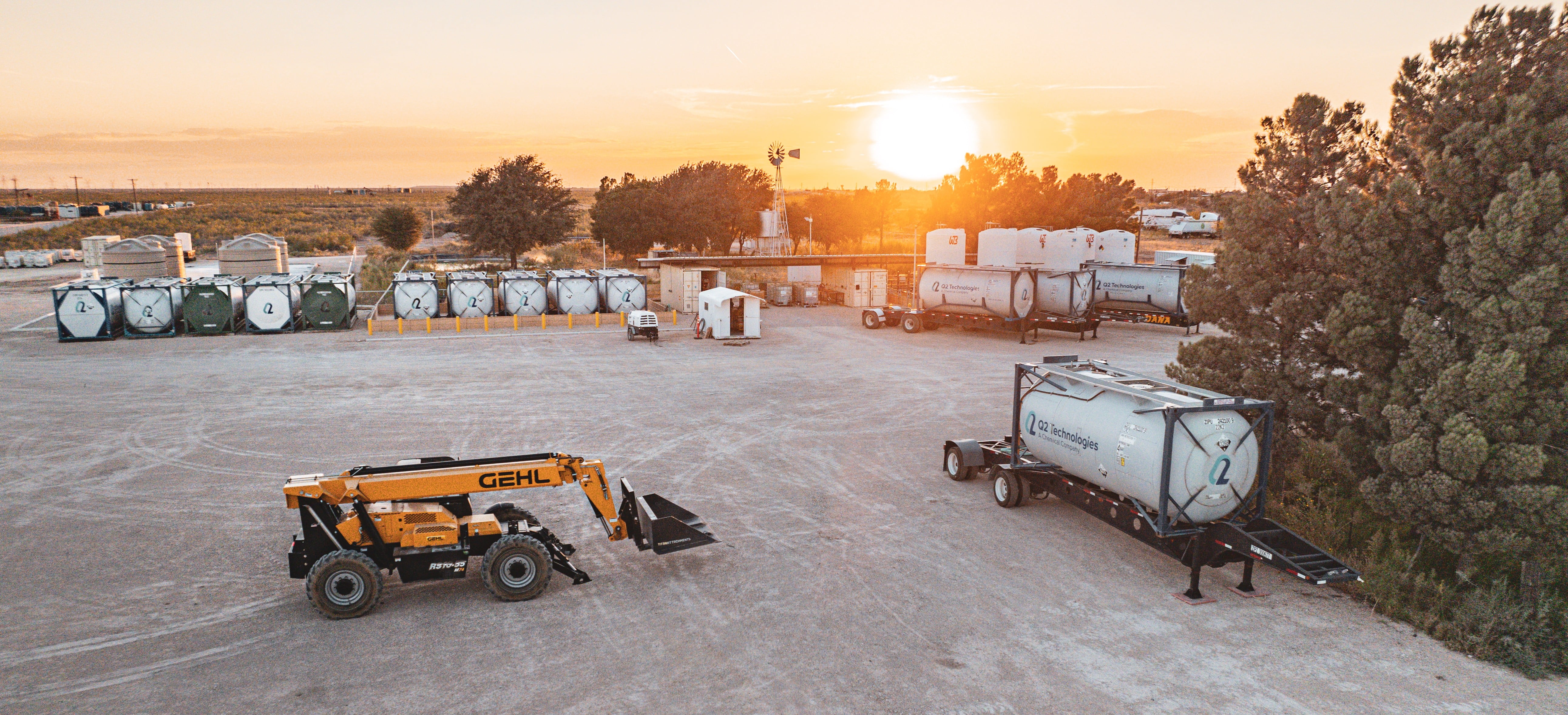 Oil refinery facility with pipelines and tanks